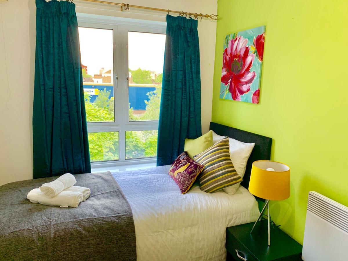 2 Bedrooms Modern Apartment, Lounge, Full Kitchen, Balcony, 5 Minutes Stratford Station Londra Dış mekan fotoğraf