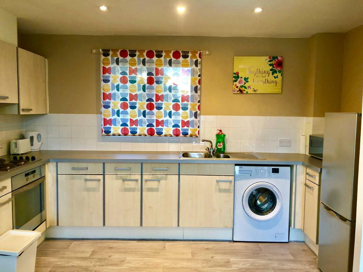 2 Bedrooms Modern Apartment, Lounge, Full Kitchen, Balcony, 5 Minutes Stratford Station Londra Dış mekan fotoğraf