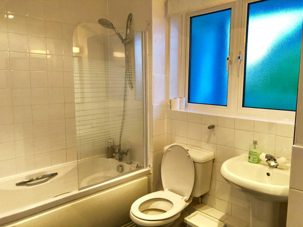 2 Bedrooms Modern Apartment, Lounge, Full Kitchen, Balcony, 5 Minutes Stratford Station Londra Dış mekan fotoğraf