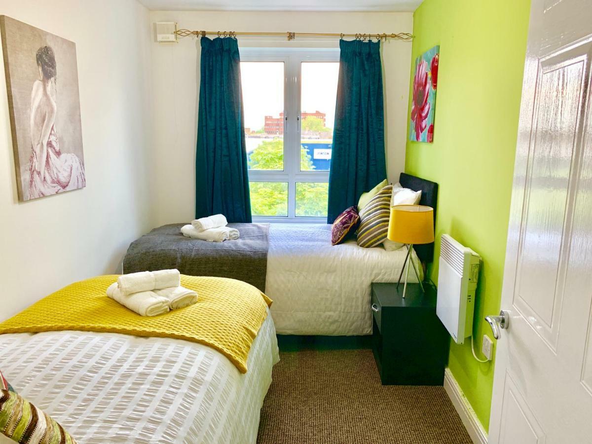 2 Bedrooms Modern Apartment, Lounge, Full Kitchen, Balcony, 5 Minutes Stratford Station Londra Dış mekan fotoğraf